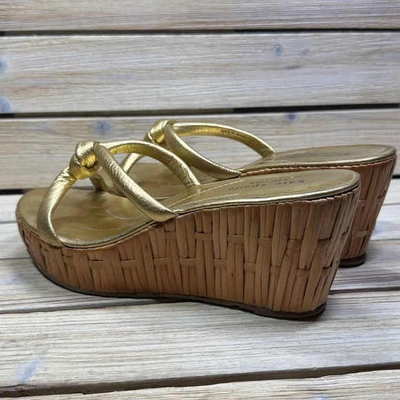 Kate Spade ♠️ Gold Leather Knot Rattan Bamboo Wedge Sandals Size 8M - Picture 3 of 12